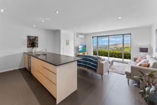 Hill Top Apartment 2 Bedroom with Sea and Hill Views - 4