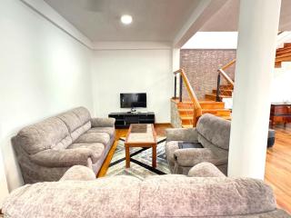 Thilis Villa Hikkaduwa - 3 min to Beach - 5