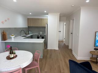 Freshly Renovated 2BR Unit, WiFi, Close to CBD - 4