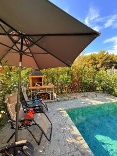 London Pool Luxury Villa - 5