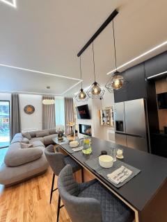 London Pool Luxury Villa - 1