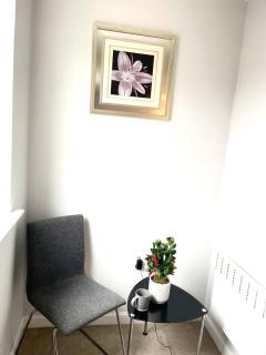 Deluxe En-suite Room w FastWiFi, Free Parking Equipped Kitchen - 1