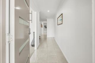 Stylish Cosy Retreat in North Lakes w all Air-Con - 2