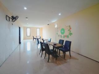 RedDoorz at Hotel Istana Permata Ngagel Surabaya - 2