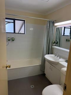 Leafy Studio Retreat near Shops Motorway Access by Custom Bnb Hosting - Brisbane - 1