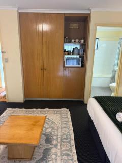 Leafy Studio Retreat near Shops Motorway Access by Custom Bnb Hosting - 8