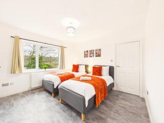 Spacious 3BR House with Free Parking , Sleeps 6, Near M1 & Hospital - 6