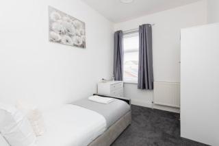 DiscountsContractorsWIFIFree ParkingSmart TV - 2