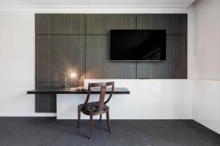 Modern Nomads Metro King size Two Bedroom with Balcony & Pool - 7