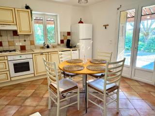 Gite 4 personnes dans Mas Provençal avec piscine et jardin - 3