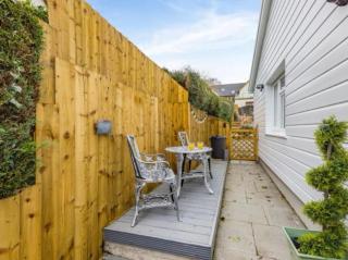Apartment Sleeps 2 with Parking and Pets Welcome - 4
