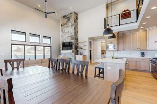 Brand-new luxury home with mountain & lake views - fireplace & gourmet kitchen - 4