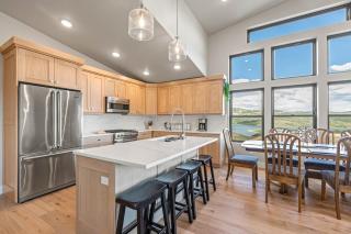 Brand-new top floor condo near Park City with water & mtn views fireplace W&D - 1