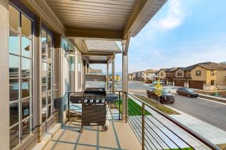 Bright Spacious & Modern Condo with fireplace and gas grill - 7