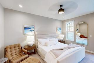 Bright Spacious & Modern Condo with fireplace and gas grill - 3