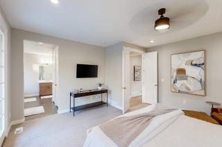 Bright Spacious & Modern Condo with fireplace and gas grill - 1