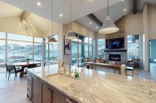 Modern Mountain Home with beautiful views hot tub & private sauna - 4