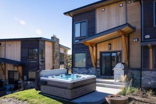 Designer Style with two Private Hot Tubs Sauna & Firepit - 9