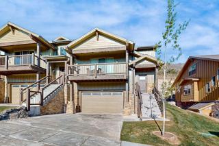 Modern townhome with beautiful sweeping views and steam shower - 0
