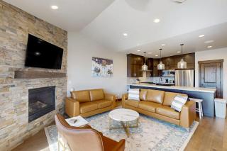 Modern townhome with beautiful sweeping views and steam shower - 9