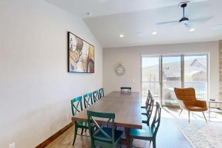 Modern townhome with beautiful sweeping views and steam shower - 5