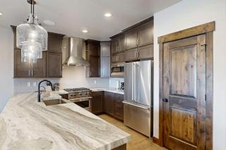 Modern townhome with beautiful sweeping views and steam shower - 4