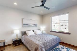 Modern townhome with beautiful sweeping views and steam shower - 1