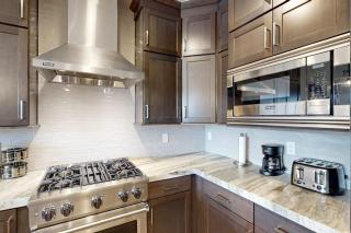 Modern townhome with beautiful sweeping views and steam shower - 2