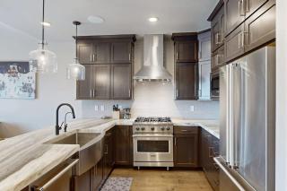 Modern townhome with beautiful sweeping views and steam shower - 3