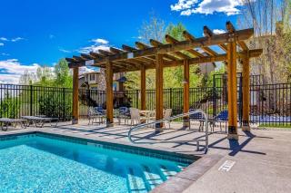 Luxury Condo with Private Balcony Seasonal Pool Hot Tubs - Close to Skiing - 8