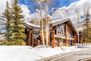 Large freestanding home with hot tub & WiFi - walk to ski access - 0