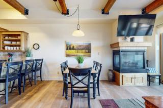 Dog-friendly Newpark townhome with private hot tub washer & dryer & central AC - 4