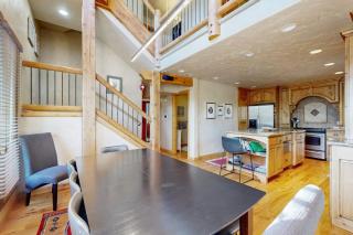 Mountain-View Condo - Private Hot Tub & Entry Across Lift & Armstrong Trail - 4