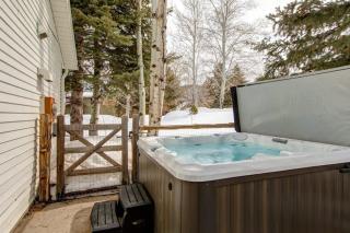 Dog-friendly walk to Canyons hot tub fireplace foosball AC - 6