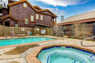 Stunning views Pool & Hot Tub gas grill - 9