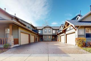 Townhome with fireplace patio grill updated kitchen & W&D - great location - 9