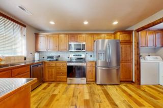 Townhome with fireplace patio grill updated kitchen & W&D - great location - 4