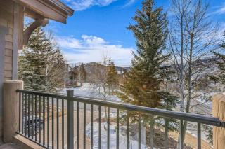 Mountain-view abode with a hot tub scenic balcony fireplaces & free shuttle - 7