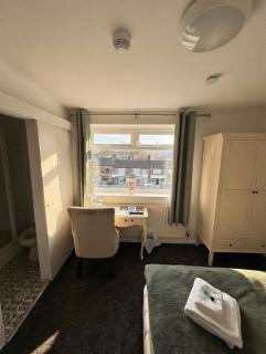 Double Ensuite at St Michaels near LDS Airport - 4