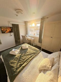 Double Ensuite at St Michaels near LDS Airport - 7