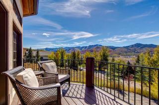 Serene and Spacious 5BR with Gorgeous Views Hot Tub - 0
