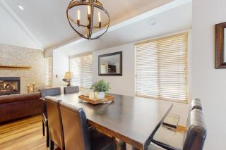Renovated townhouse in canyons with fireplace & mountain view - walk to lifts - 1