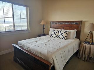 Spacious condo with community pool & hot tub mountain views centrally located - 2