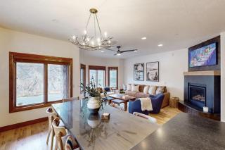 Updated Condo minutes from downtown & slopes with hot tub - 2