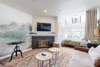 ski-in - ski-out Studio with Pool Hot Tub Fitness Center & Mountain Views - 8