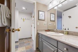 ski-in - ski-out Studio with Pool Hot Tub Fitness Center & Mountain Views - 2