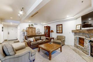 Spacious ski-in - ski-out Resort with Pool - On Bus Line - 7