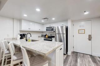 Modern condo with shared pool & hot tub Ski-in - ski-out free WiFi - 5
