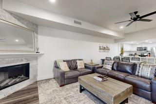 Modern condo with shared pool & hot tub Ski-in - ski-out free WiFi - 8