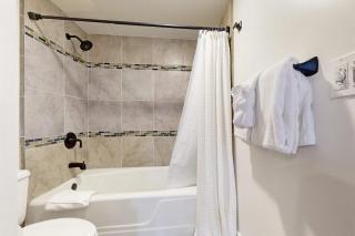 Modern condo with shared pool & hot tub Ski-in - ski-out free WiFi - 2